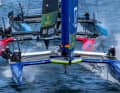 Das Germany SailGP Team in einer Szene mit den Schweizern und den Kiwis.