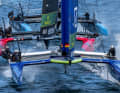 Ici, l'équipe Germany SailGP avec son pilote Erik Kosegarten-Heil est pourchassée par des Suisses et des Kiwis.