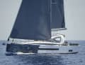 Powerful hull with chines, moderate deck planing, plus a flat and elongated cabin superstructure. The lines are modern and striking
