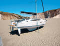 Dry dropping is possible with a swing keel. However, this also requires wading supports