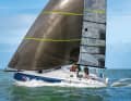 Kommt das Schiff ins Gleiten, hebt sich auch der Scow-Bug aus dem Wasser. Die Sun Fast 30 One Design mag vor allem die Kurse raumschots