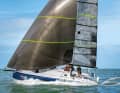 Kommt das Schiff ins Gleiten, hebt sich auch der Scow-Bug aus dem Wasser. Die Sun Fast 30 One Design mag vor allem die Kurse raumschots