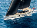 Une volonté de style claire : Paola Trifirò a choisi elle-même les voiles noires du North. La bouée de sauvetage du bateau à vapeur à la poupe prouve que les propriétaires pratiquent leur plaisir au-delà de tout acharnement. Les vitres de la coque permettent à la lumière du jour de rendre visite aux propriétaires à l'avant, aux invités et à l'équipage.