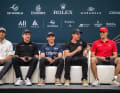 Mit den SailGP-Größen auf einer Bank (v.l.n.r.): Der zweimalige olympische 49er-Bronzemedaillen-Gewinner Erik Kosegarten-Heil und die Olympiasieger Peter Burling, Dylan Fletcher, Tom Slingsby und Diego Botin.