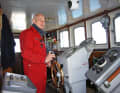 Le capitaine Joachim Kaiser à la barre de la "Old Lady", qui est aujourd'hui restaurée et navigue sous le nom de "Bleichen".