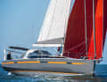 JPK 45 FC : bateau d'eau bleue sportif avec des prétentions d'explorateur de la maison JPK en France. Lors du test, le bateau a montré de fortes caractéristiques de navigation et une grande aptitude à la navigation en haute mer. Longueur 13,80 m ; largeur 4,50 m ; poids 9,45 t ; à partir de 494.740 euros.