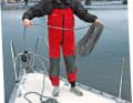 3. Lange Leinen: Eine Leine, die mindestens zweimal so lang wie die Yacht ist (besser dreimal), schwimmfähig und nicht zu dick, sollte an Bord sein, etwa zum Drehen der Yacht an einer Boje, als Pilotleine für Landleinen oder für Manöver mit Eindampfen in eine Spring