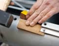 Sitzt der betreffende Beschlag nun immer noch fest, helfen Hartholzkeile und ein Hammer beim Lösen