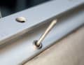 Le rivet est en place. Si la tige du rivet ne tient pas, elle est fixée à l'aide d'un tournevis.