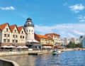 Die Fachwerkhäusern nachempfundenen Gebäude samt Leuchtturm stehen zentral am Ufer des Pregel in Kaliningrad