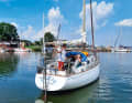 Fahrt ins Blaue: Der Autor samt Schwiegermutter in seinem Boot vorm Kaliningrader Yachtclub bei herrlichstem Sommerwetter