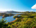 Blick von der alten Festung auf Shirley Heights auf English Harbour, Antigua