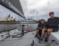 Eigner und Steuermann Karl Kwok und sein Sportmanager Gavin Brady an Bord von "Beau Geste".