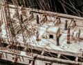 Die Szene an Deck der „HMS Glory“ lebt von den originalgetreu nachgebildeten Figuren