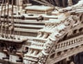 Die Heckzier der „HMS Canopus“ wurde mit einfachstem Werkzeug aus Knochen geschnitzt