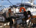 Apéritif à l'embarcadère dans un café situé directement à l'arrière de votre propre yacht.