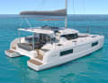 High hulls, wide surfaces, large windows. The concept stands for cosy cruising with plenty of comfort on and below deck.