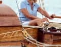Owner Rebecca Tschöpe at the tiller. The joy of sailing with the extravagant classic is written all over the Berlin doctor's face. She developed her love of wooden sailing boats as a schoolgirl in the Scouts. Today, she shares her passion with her whole family, especially her husband and co-owner Carsten Tschöpe