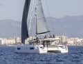 The hard-set chine edges in the hulls are clearly visible. This keeps the waterline slim, despite the voluminous hulls