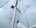 The rail for the head fitting and batten slide is movably mounted up to the first pair of spreaders. It compensates for the bending of the mast and equalises the boom's banging in rough seas as well as the compression pressure of the battens