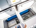 Verstaut: Leinen, Fender oder die Rettungsinsel finden in den großen Staufächern im Vorschiff Platz. Auch die Wassertanks sind dort eingebaut