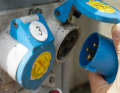The norm at the charging point: On land, the typical blue CEE couplings are obligatory and are now predominantly available. They are designed for up to 16 amps and are protected against rain. The plugs do not usually have a cap, so they are only partially weatherproof