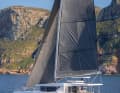 Der Mast steht relativ weit hinten im Boot und die überlappende Genua ist kräftig. Besser Segel mit mehr Fläche steigern die Performance zusätzlich