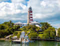 L'appariscente faro nella baia di Hope Town, che è solo parzialmente a strisce, ha dovuto essere rinnovato dopo l'uragano Dorian nel 2019.