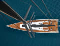 The deflectors are hydraulically tensioned and can adjust the backstay tension on the inside.