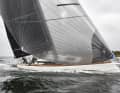 Lo yacht da crociera si distingue in particolare per la velocità e le buone caratteristiche di navigazione con venti leggeri.