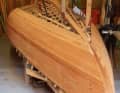 Boat builder Franz Köhn from Schwerin opted for the moulding construction method when building the Buzzard's Bay 15. In the absence of building regulations, he was completely free to choose the manufacturing method. The Khaya mahogany used for the hull panelling is extremely hard and looks very elegant in its natural varnish. The construction was carried out overhead on plywood on which auxiliary mouldings were fixed