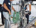 Drizze senza pula: tutte le drizze e le cime di terzaroli sono azionate da winch sull'albero e sul boma. In caso di mare agitato, i grilli assicurano l'equipaggio