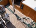 Hard work: The companionway is offset to port. The small wheel and the weakly lowered mainsheet are energy-sapping