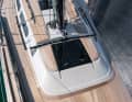 Kurzer Aufbau und breite Laufdecks. Die Selbstwendefock gehört zum Standard, genau wie die Genuaschienen. Fenster und Luken sind jetzt bündig eingesetzt. Die Fallen werden durch Edelstahlrohre verdeckt zum Cockpit geführt