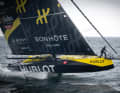 Alan Roura auf seiner Imoca "Hublot" zwischen Groix und der Belle Île