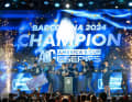 Die Sieger der ersten America's Cup e-Series feiern sich auf der Bühne im Race Village von Barcelona