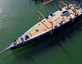 „Magic Carpet e“ wurde bei Persico in La Spezia gewassert. Die Verdier-Konstruktion zeigte sich vergleichsweise schmal, die weit achtern liegende Mastposition ähnelt der von Imocas. Foils sollen die 30-Carbon-Meter nicht erhalten, jedoch ...