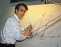 Les calculs sont faits : Udo Grebe à la planche à dessin. L'ingénieur est familiarisé avec les constructions techniques et a suivi une formation continue en construction navale.