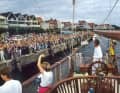 Nach nur drei Monaten haben Grebes das Schiff aufgeriggt und ausgerüstet und ihren gesamten Hausstand aufgelöst. Ende August 1991 laufen sie unter den Augen der Öffentlichkeit endlich zu der Weltumsegelung aus, von der sie seit über 20 Jahren träumen