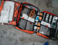 Une trousse de premiers secours devrait toujours se trouver à bord. Mais il faut toujours être équipé pour les urgences médicales et les éventuelles situations de crise. Notre invité vous explique ce qui ne doit pas manquer à bord dans le 36e épisode du podcast de voile.