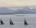 Zum Auftakt des Maxi Yacht Rolex Cup am Montag servierte die Costa Smeralda flaue Winde, die die 44 Yachten zum Auslaufen anregten, kurz nach dem ersten Start aber zum Abbruch führten. Tag zwei brachte zunächst Drücker von bis zu 18 Knoten, ehe sich der Wind zwischen 10 und 12 Knoten einpendelte.