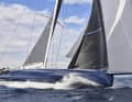 Dans les conditions difficiles du troisième jour, le "Magic Carpet e", optimisé pour une brise modérée, a perdu des plumes. L'étrave arrondie et le creux de la voile ont ...