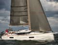 Maxus 35 : le chantier naval Northman compte depuis longtemps parmi les constructeurs de bateaux haut de gamme en Pologne. Voici leur nouveau modèle haut de gamme, qui ne s'approche toutefois du 35 pieds que si l'on tient compte du beaupré. En fait, c'est un 33 pieds. Les travaux en fibre de verre très bien réalisés et l'ambiance chaleureuse et confortable sous le pont font partie de ses points forts, tout comme la variabilité de l'aménagement. Toutefois, les dimensions des couchettes à l'arrière sont assez réduites, même dans la version à deux cabines. Longueur de coque 9,96 m ; largeur 3,40 m ; tirant d'eau 1,95 m ; poids 6,2 t ; surface de voile au vent 58,2 m2 ; STZ 4,2 ; prix départ chantier naval : 160.530 euros