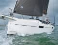 Elegant? Well, yes! With its high freeboard and oddly shaped cabin superstructure, the design of the Maxus 35 is also visually polarising. Beautiful is different