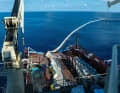 Trawler hieven die Tasche an Bord