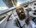 Lennart Burke dans la descente de la Class 40. Devant, un siège bien protégé avec vue sur les voiles