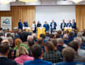 Schleswig-Holsteins Umweltminister Tobias Goldschmidt (mit Mikrofon) mit den Interessenvertretern vor 300 Zuhörern bei der Auftaktveranstaltung zum Konsultationsprozess in Kiel