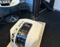 Der WingCommander RC bedient automatisch die Trimmleinen. So fliegt der Kite stetig Achten vor der Yacht und erzeugt höchstmöglichen Vortrieb