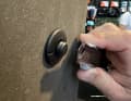 Mit metallischen Gegenständen (hier ein Cutter) wird der Pin sichtbar