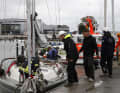 Als das Schiff durch den Hafen geschleppt und an den Kran gelegt wird, ist Manpower gefragt: Es kommt nämlich mehr Wasser rein, als abgepumpt werden kann